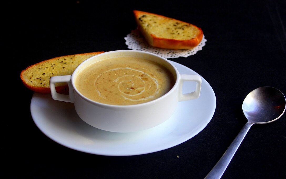 Cremige Waldpilzsuppe mit Kräutern