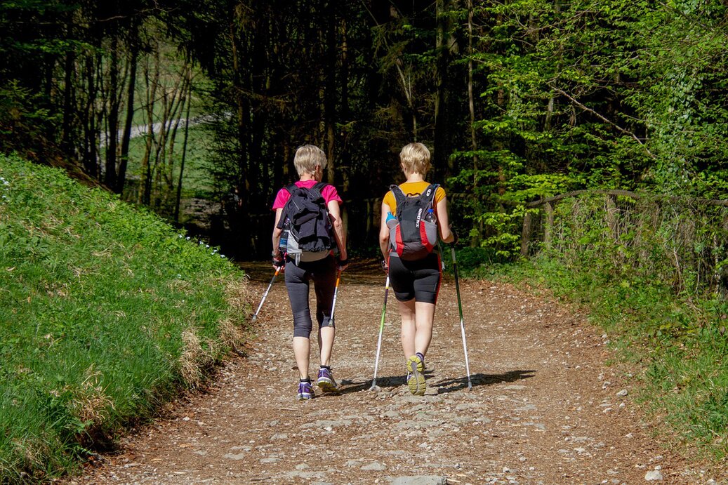 Paar beim Wandern am Wochenende